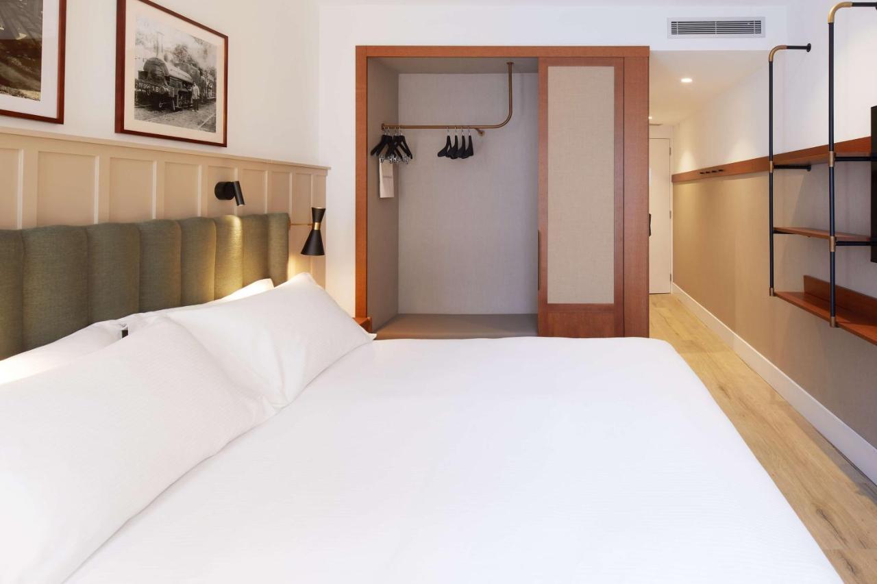 Via Sants Hotel Barcelona, Tapestry Collection By Hilton Екстериор снимка