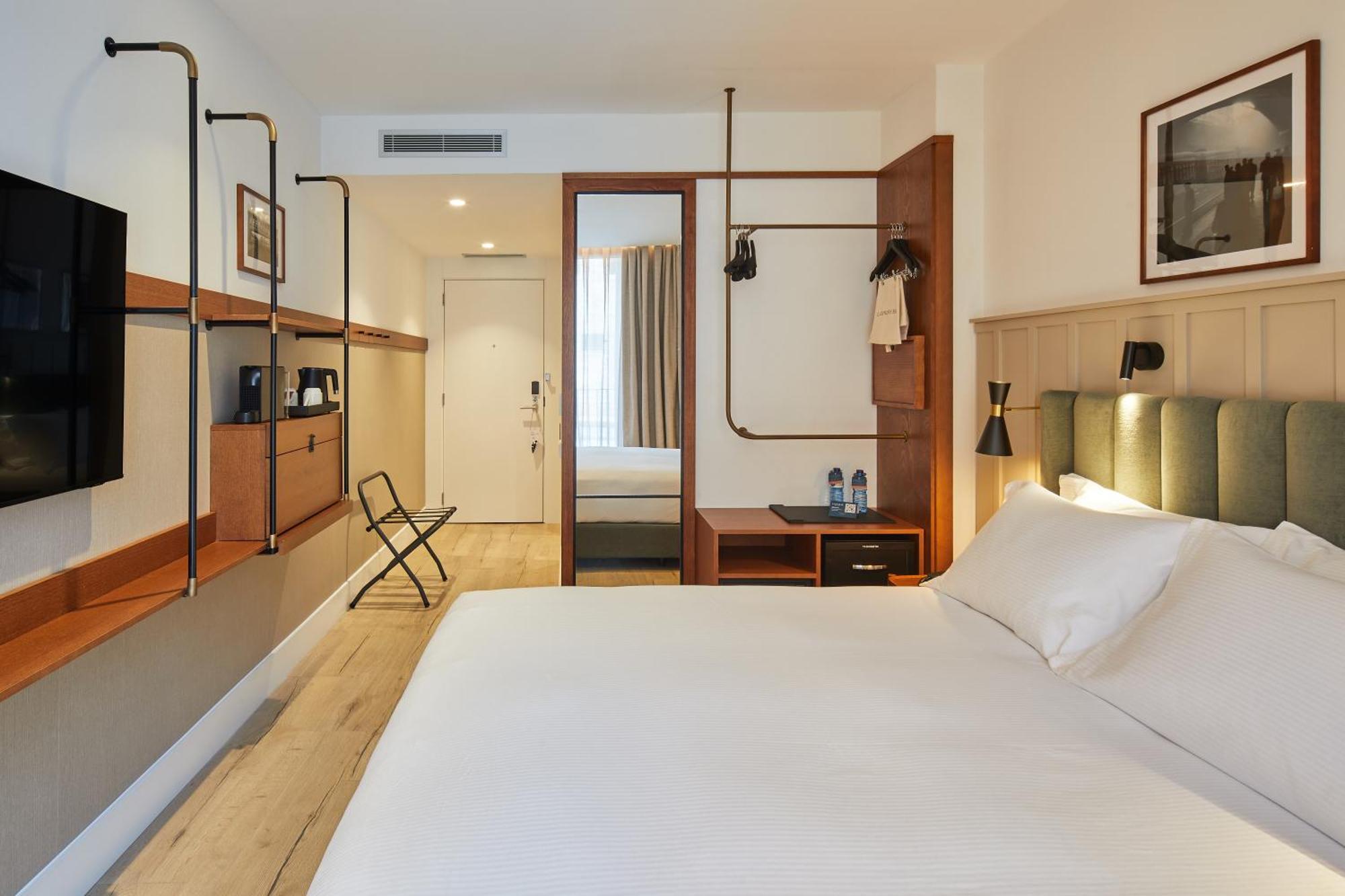 Via Sants Hotel Barcelona, Tapestry Collection By Hilton Екстериор снимка