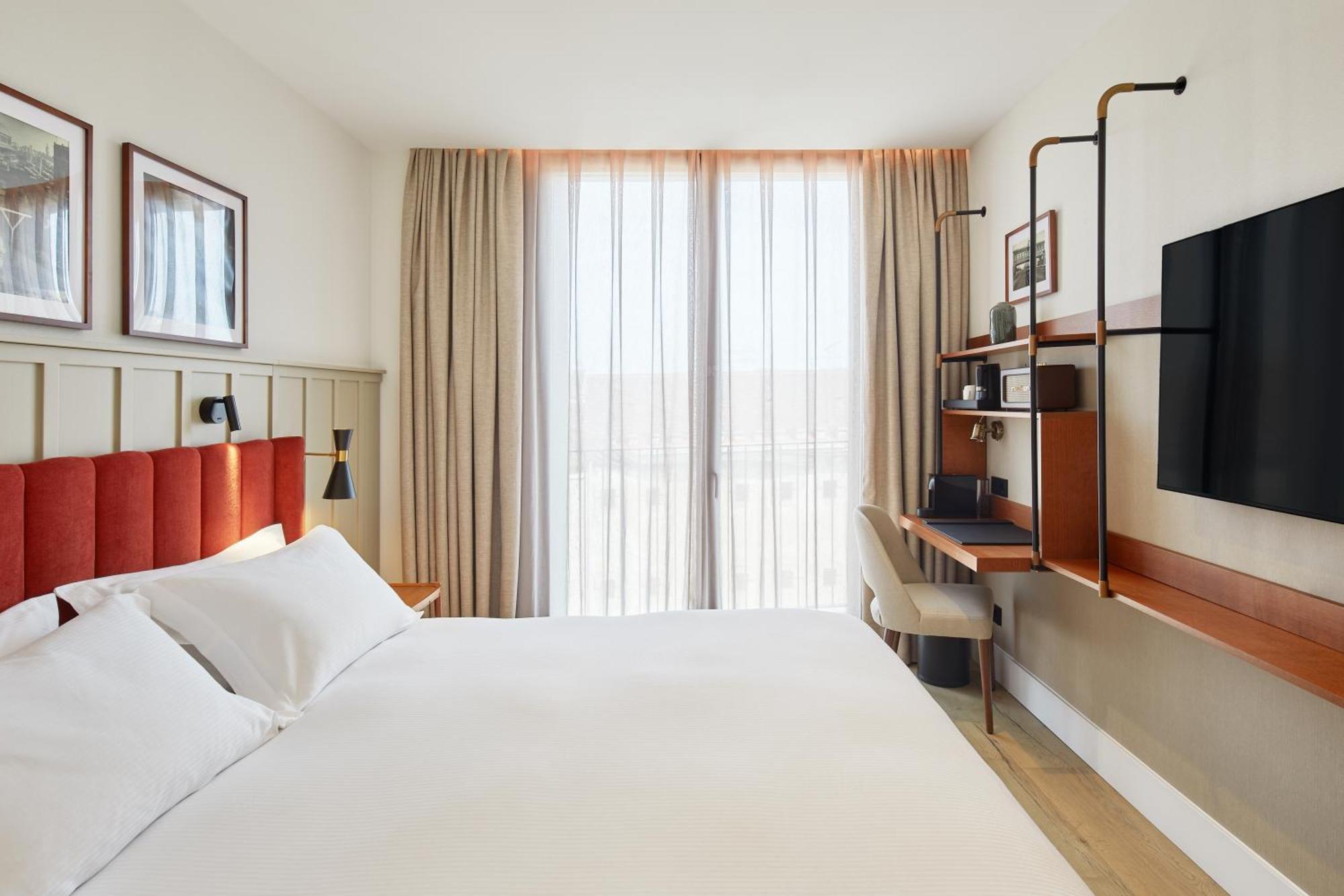 Via Sants Hotel Barcelona, Tapestry Collection By Hilton Екстериор снимка